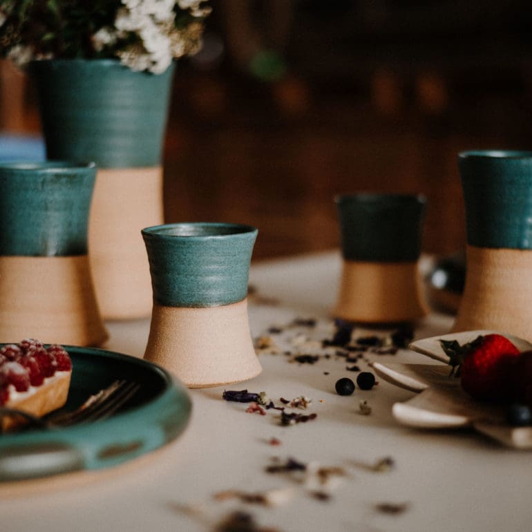 Vase, assiettes, mugs et tasses de la Collection Port-Anna pour une ambiance champêtre ©Alicia Photographe